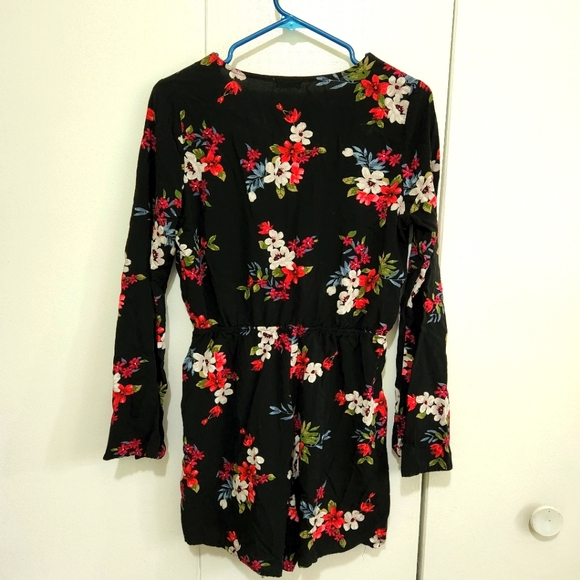 Pretty floral shorts jumpsuit. Size large. - Picture 6 of 8